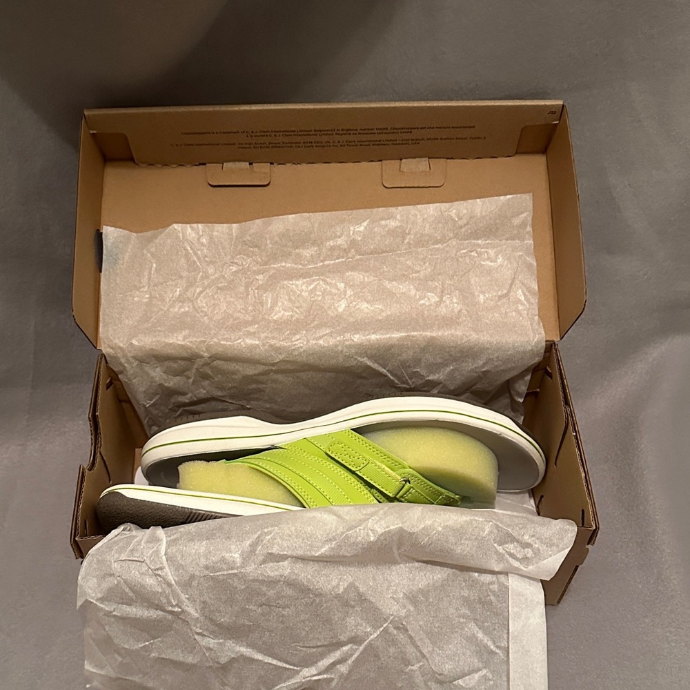 Clark’s Cloudsteppers lime and grey flip flops - Picture 5 of 5